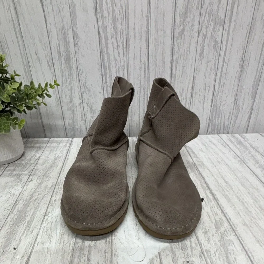 Womens Size 38 US7 UGG Classic Brown Suede Perforated Ankle Booties